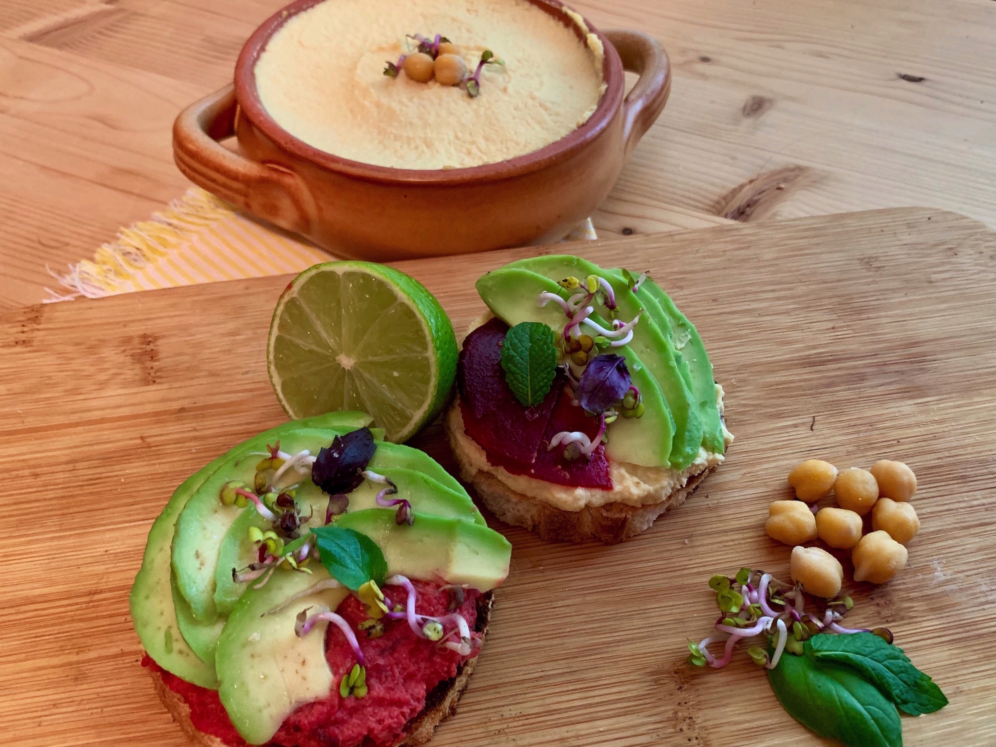 Tartine cu hummus, sfecla rosie si avocado