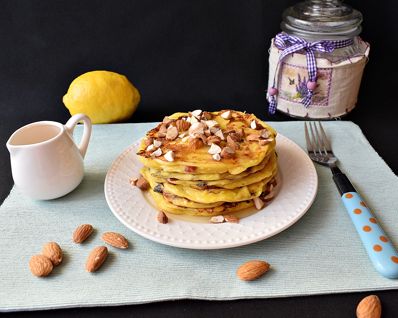 Desert pancakes cu branza de vaci, fructe uscate si miere