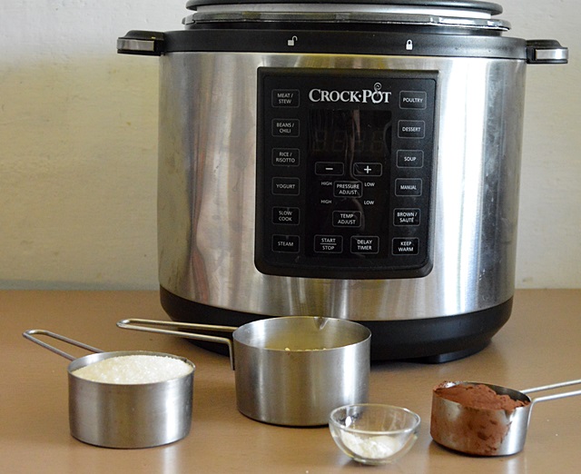 Tort de ciocolata la Multicookerul Crock-Pot Express cu gatire sub presiune