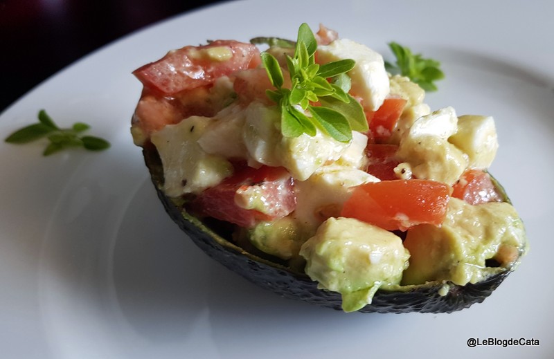 Salata de rosii, mozzarella si avocado