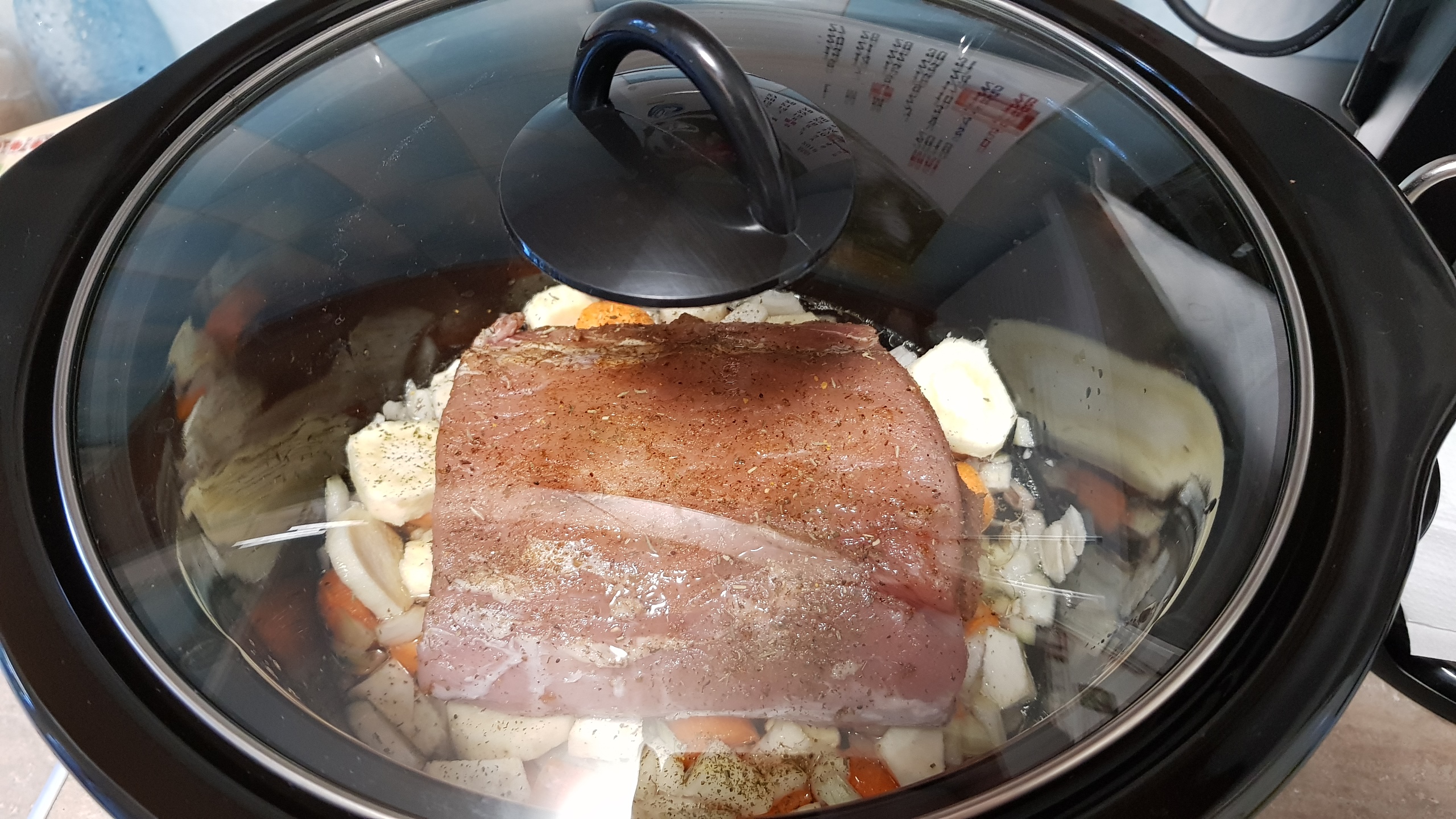 Cotlet de porc la slow cooker Crock-Pot, servit cu 2 feluri de piure