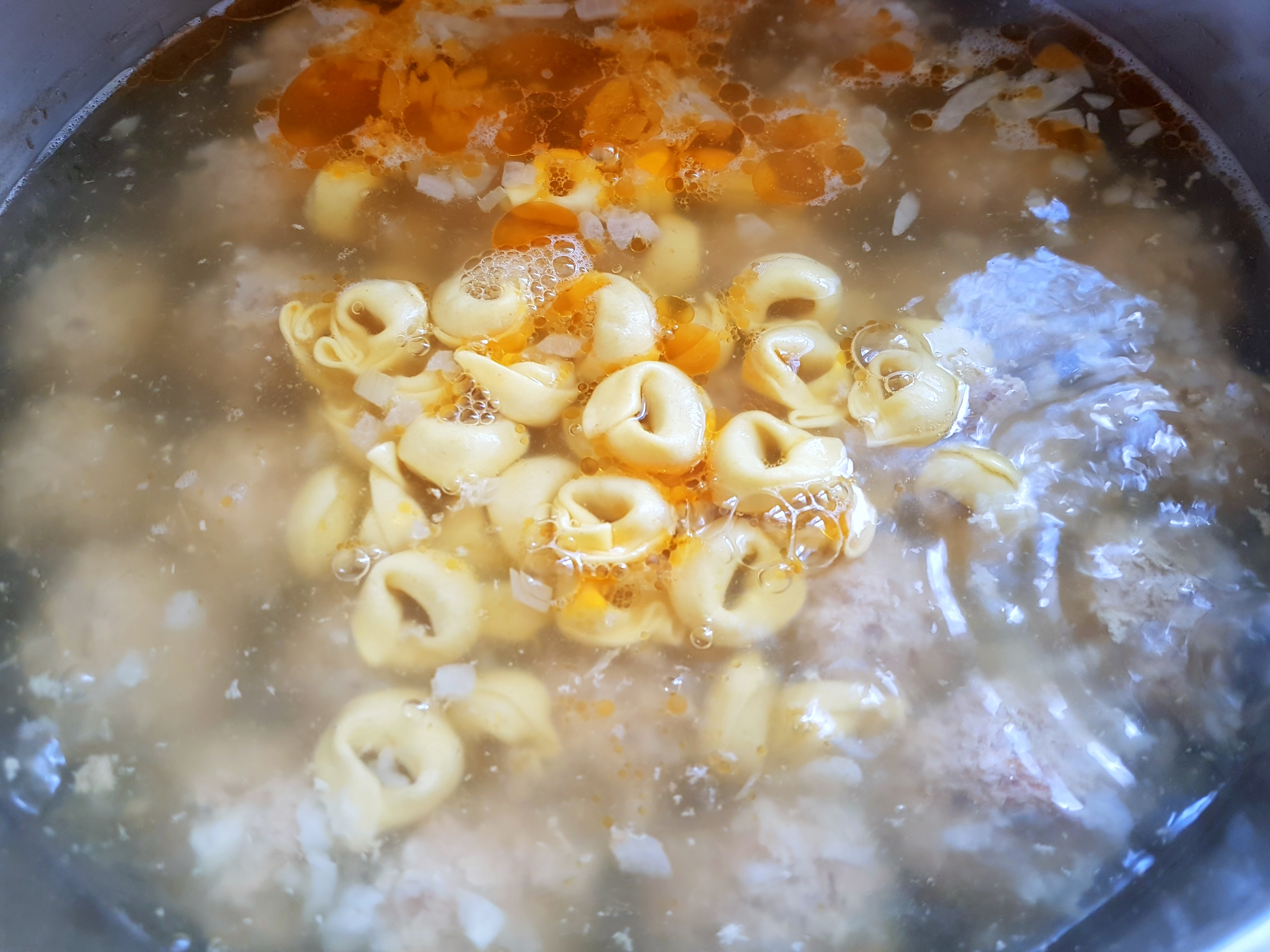 Perisoare din carne de porc cu tortellini in sos de legume