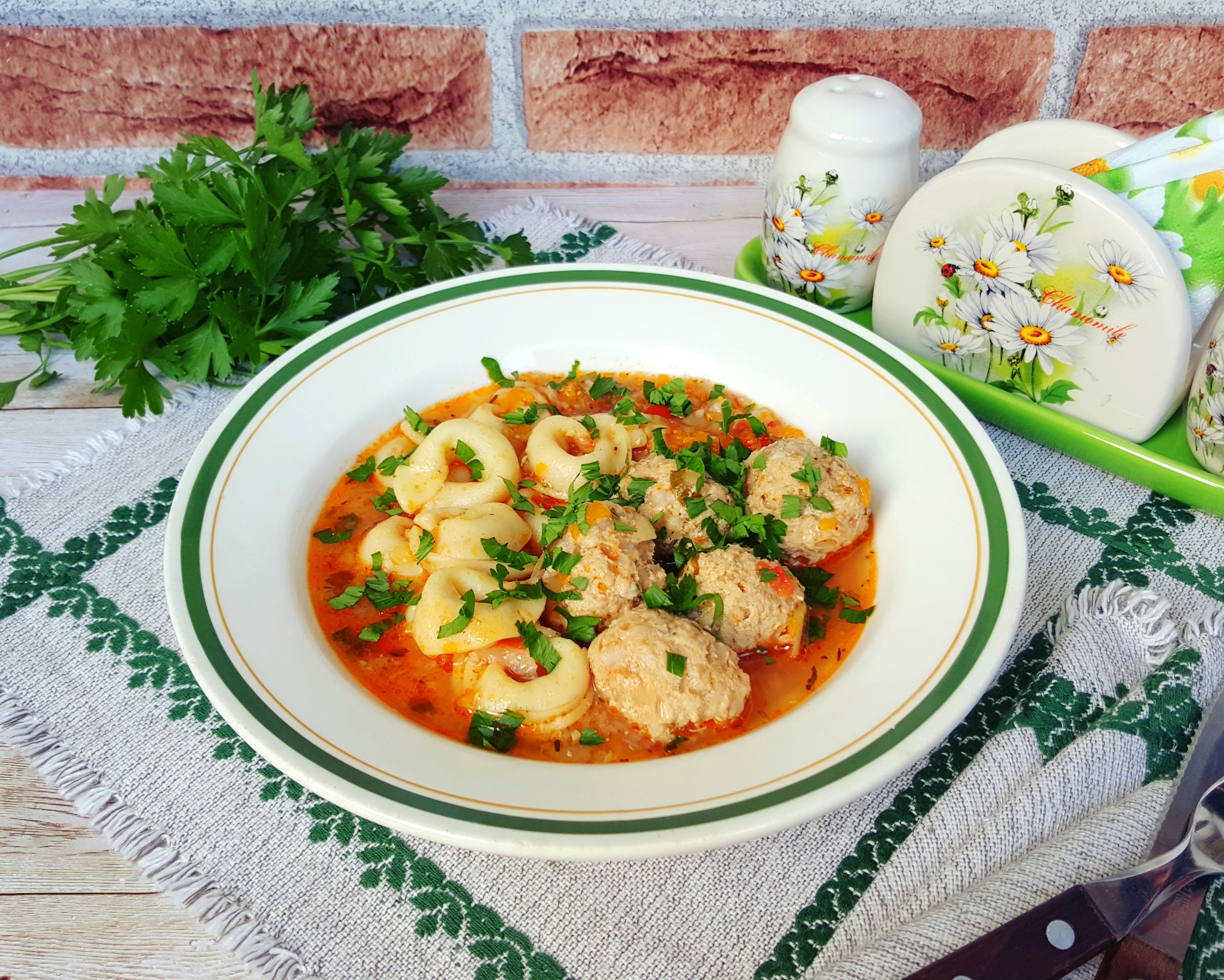 Perisoare din carne de porc cu tortellini in sos de legume