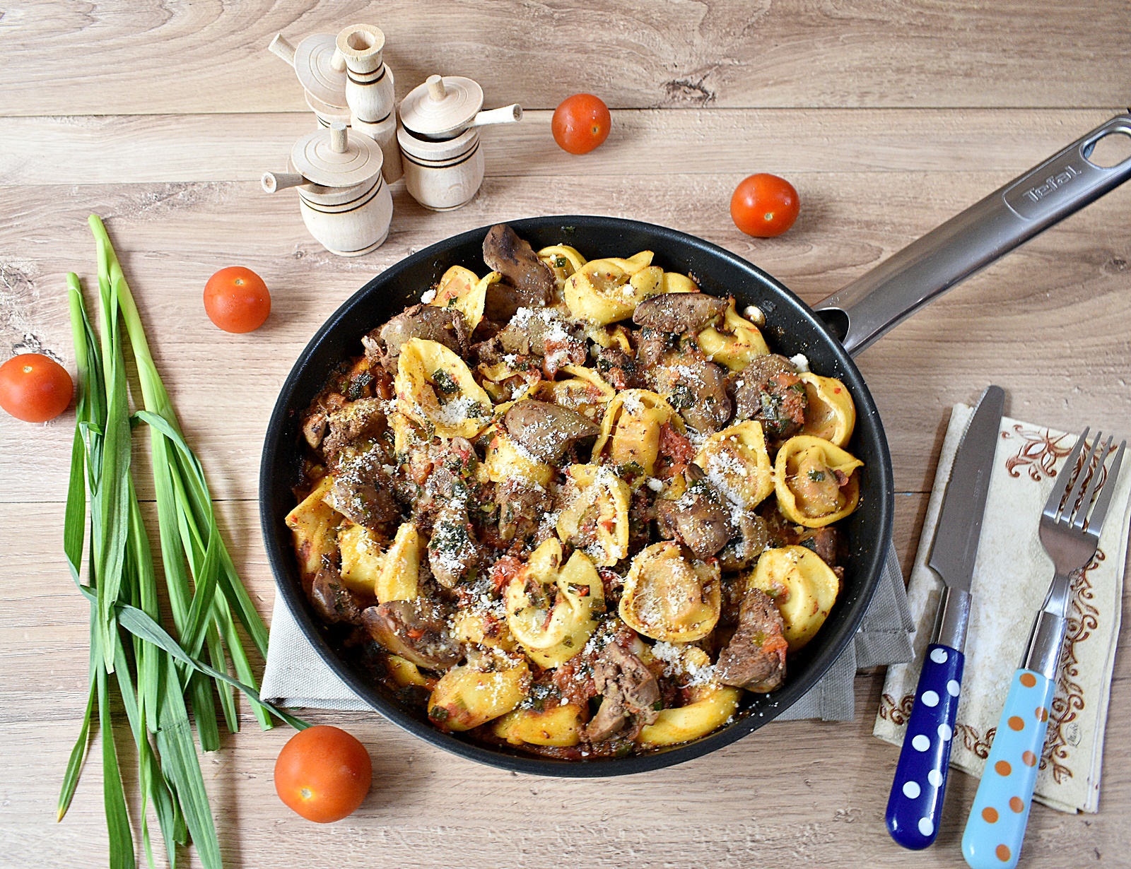 Ficatei de pui cu tortellini, ceapa verde si rosii