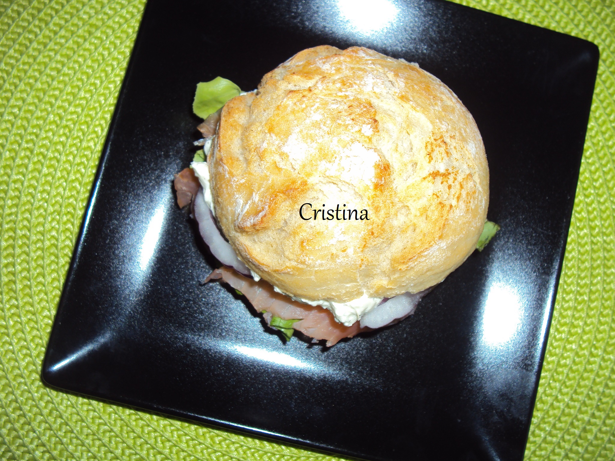 Sandwich cu somon afumat si crema de branza