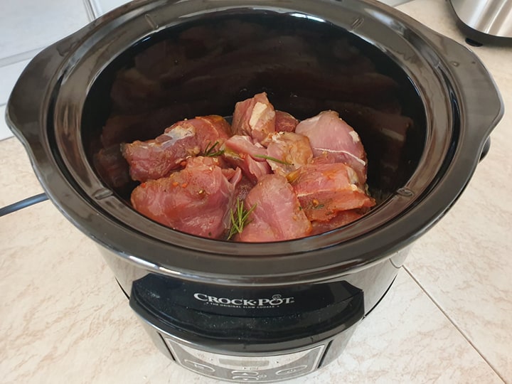 Carne de porc cu rozmarin si cartofi la slow cooker Crock-Pot