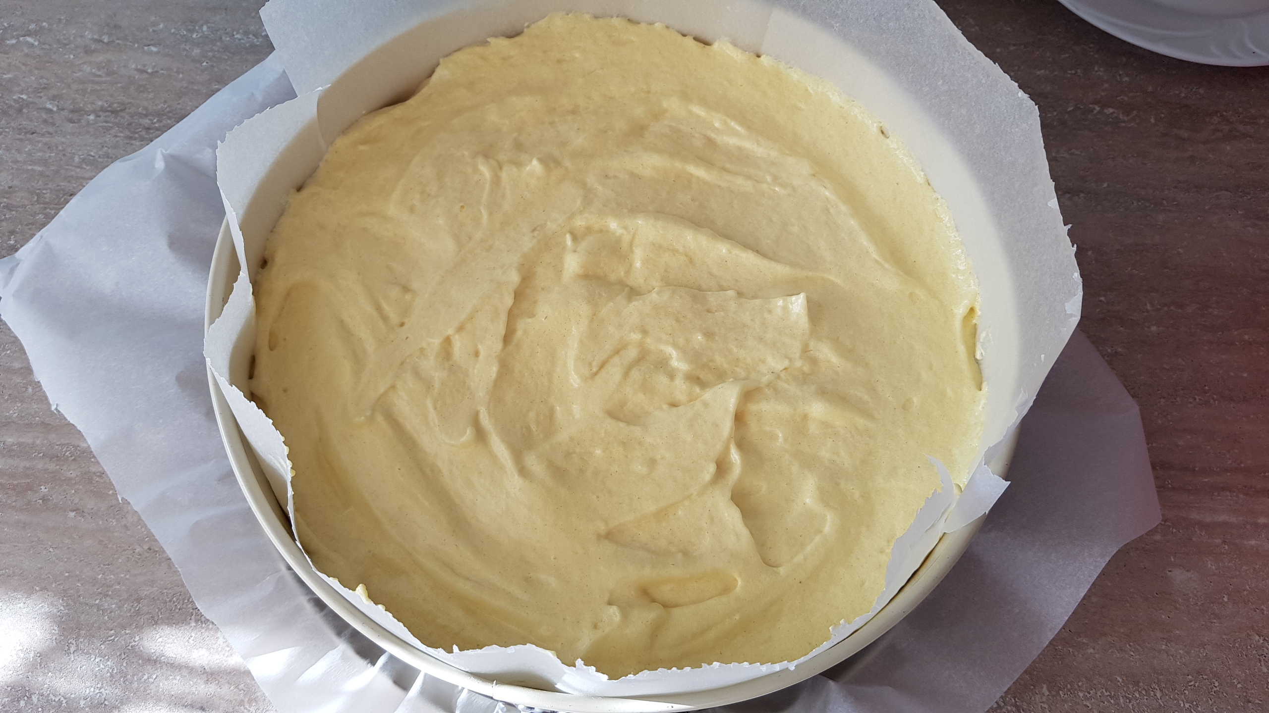 Desert tort cu crema bavareza de ciocolata si fructe de padure