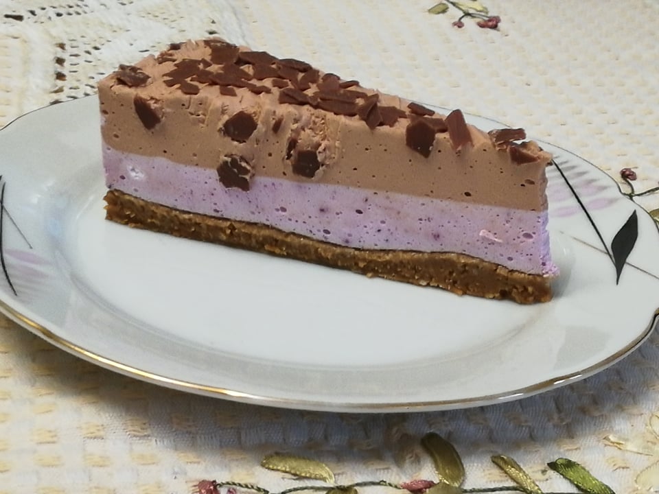 Desert cheesecake, cu ciocolata si fructe de padure