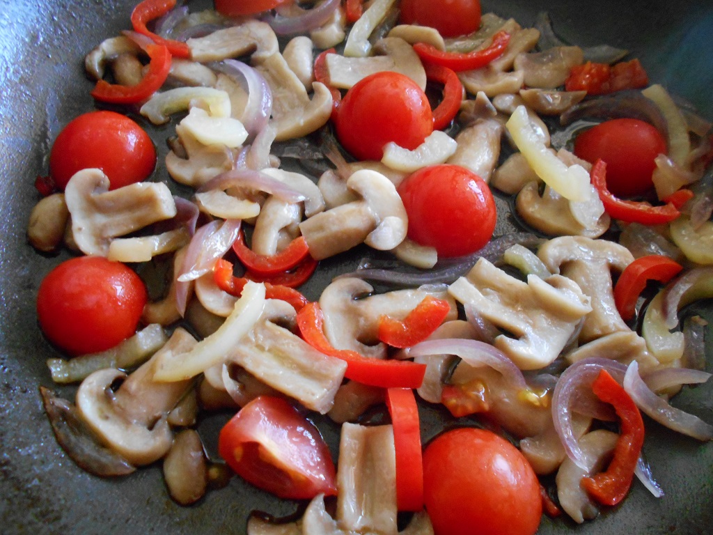 Spaghete cu ciuperci, in sos de usturoi