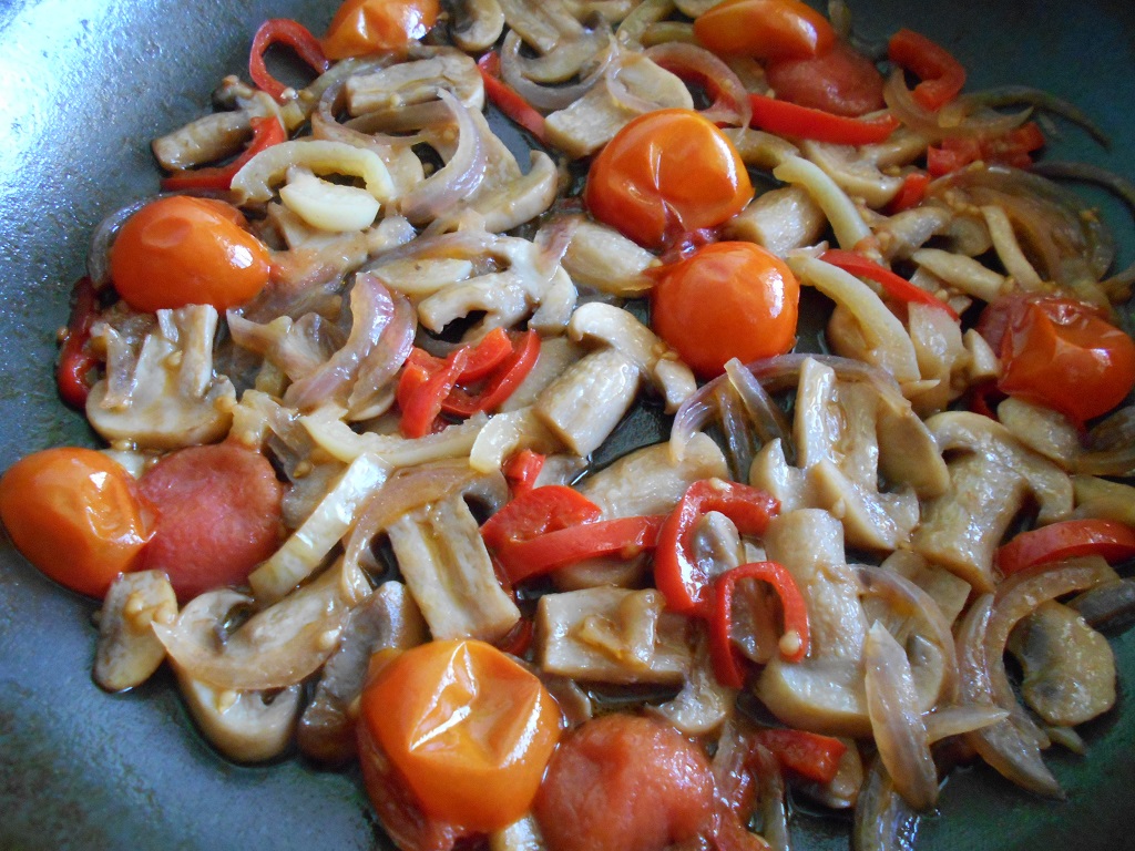 Spaghete cu ciuperci, in sos de usturoi