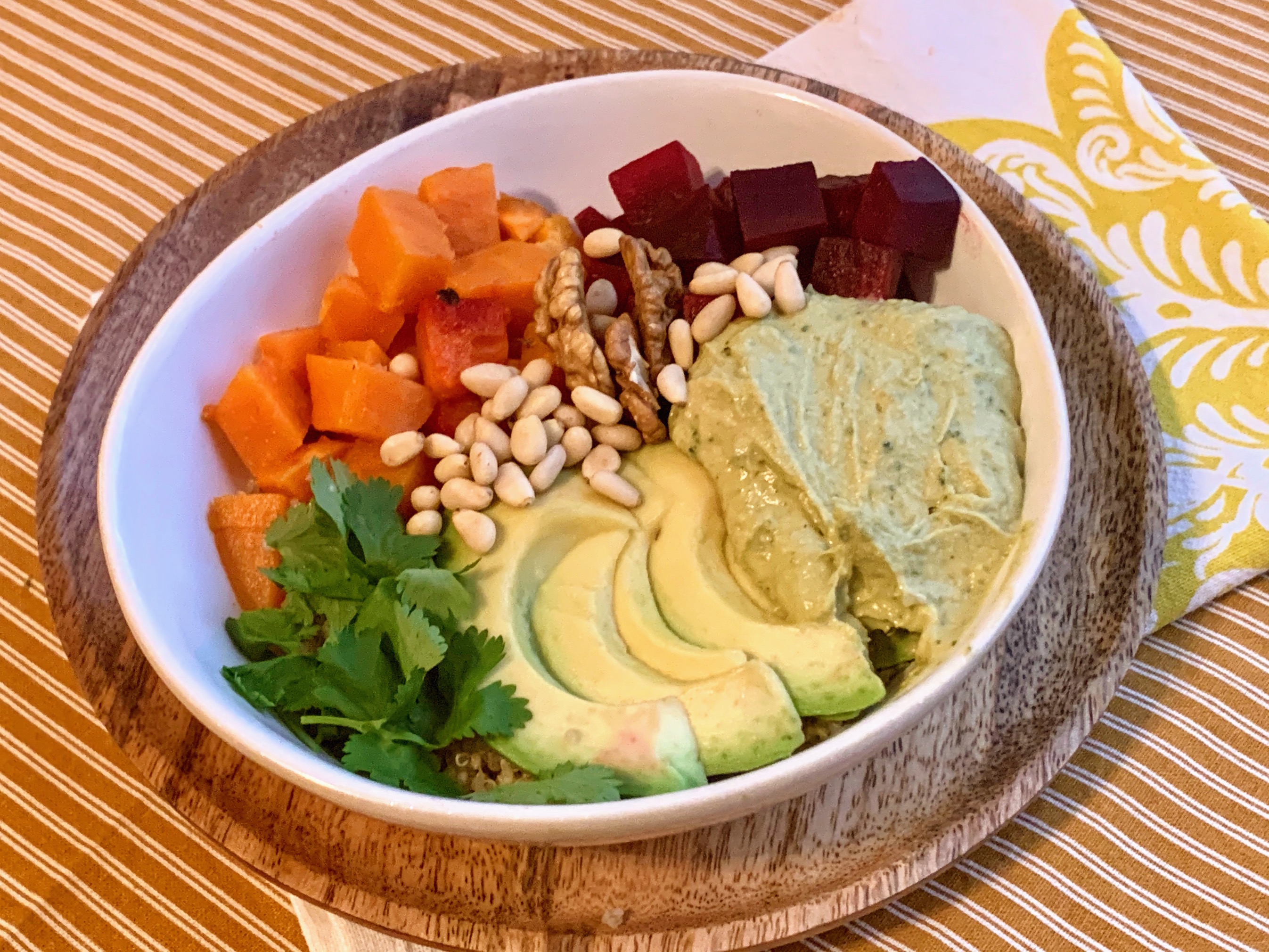 Salata de quinoa, avocado, cartofi dulci si sfecla rosie