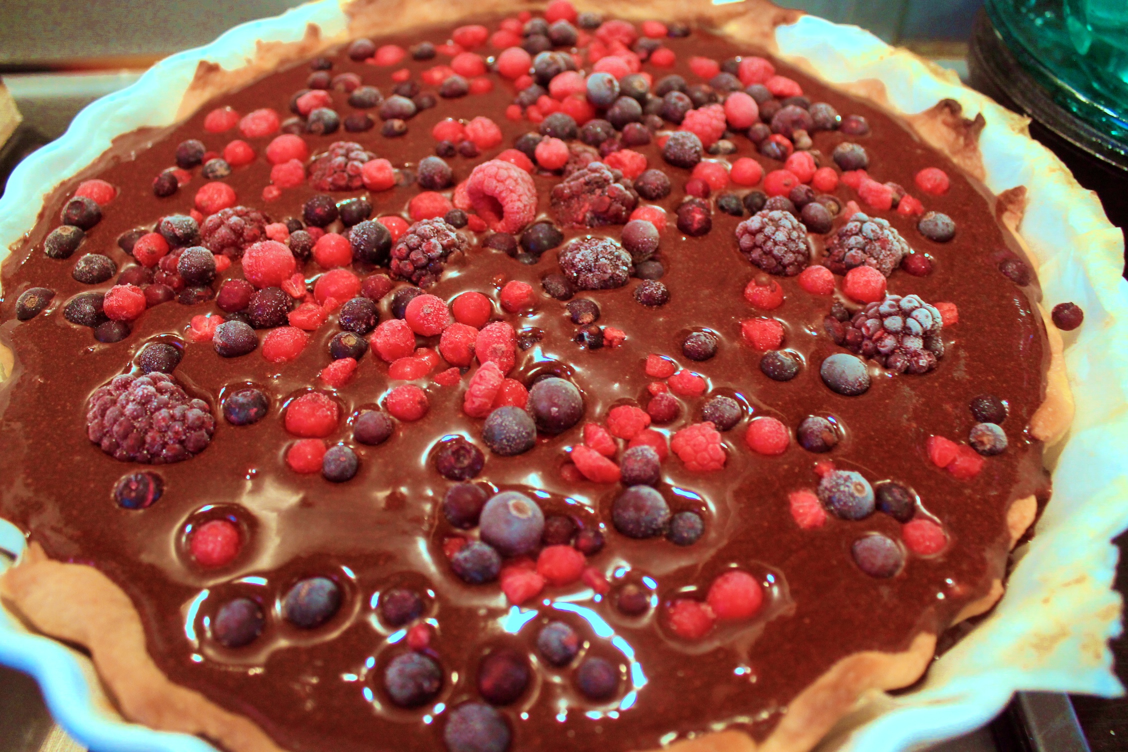 Desert tarta cu crema de ciocolata si fructe de padure