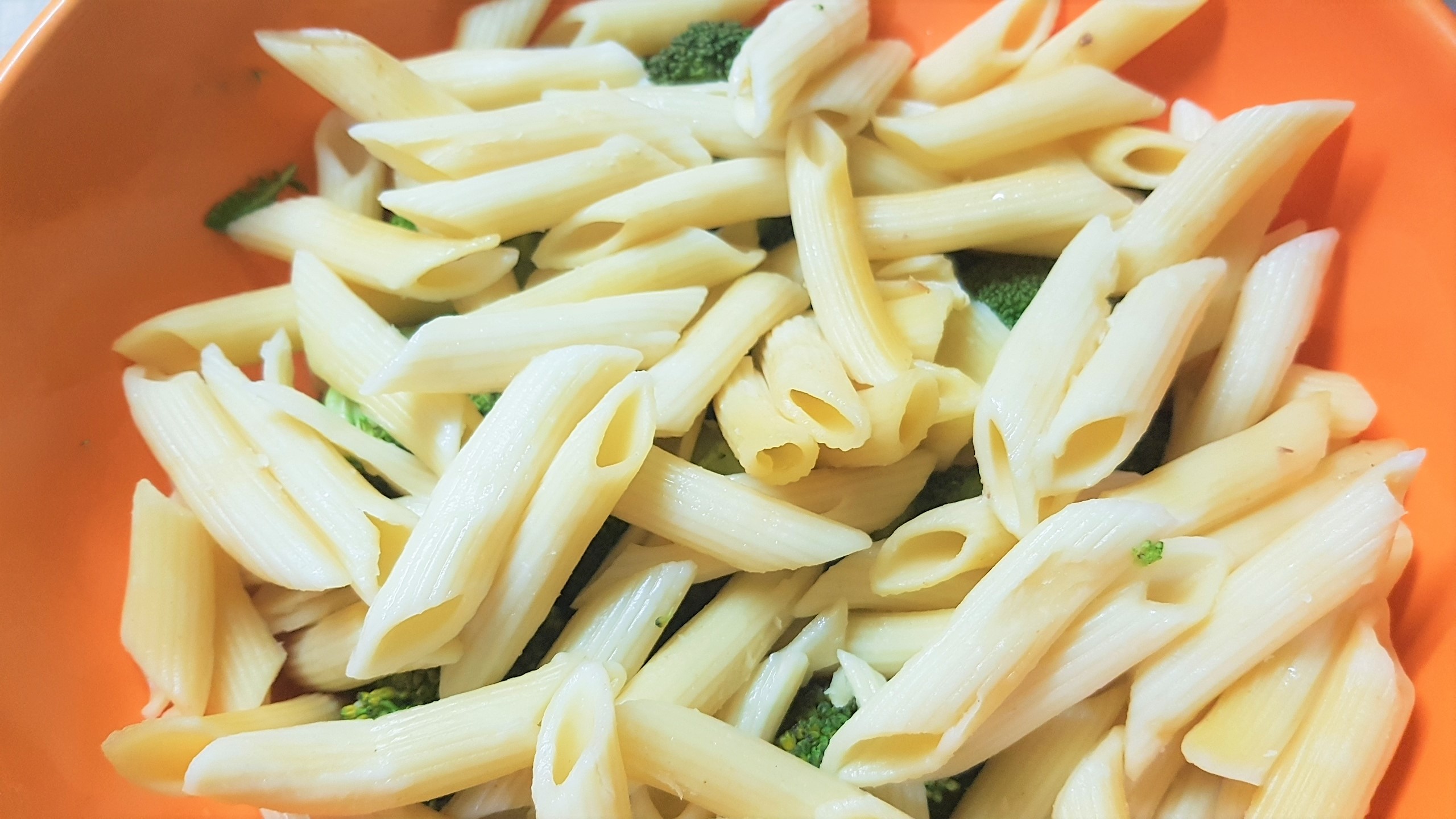 Penne rigati cu broccolini si sprot afumat