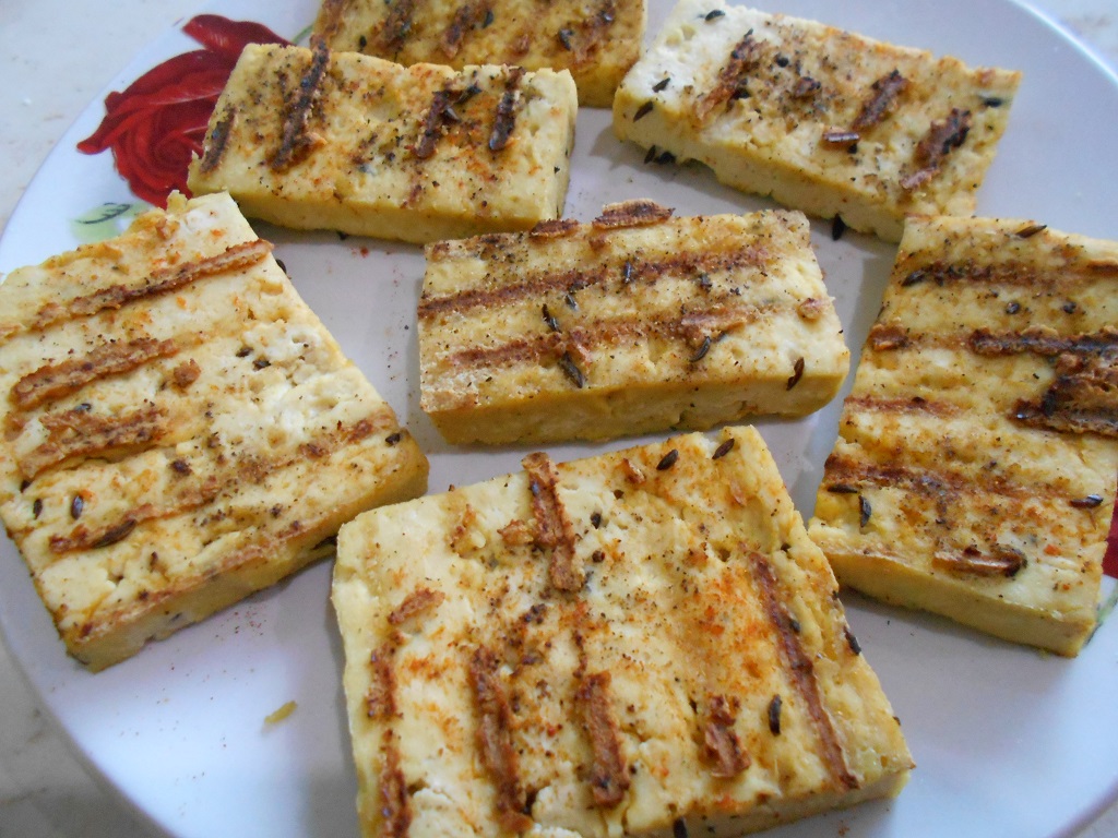 Branza tofu la grill, cu legume la aburi