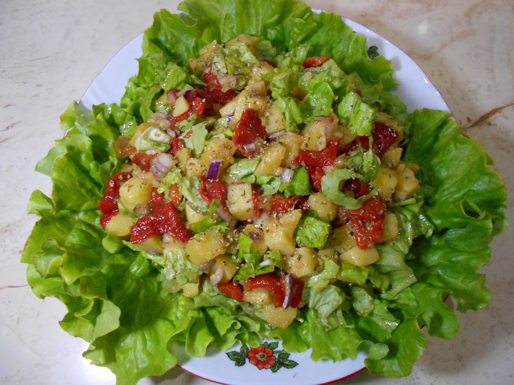 Salata de cartofi, cu ardei copti si salata verde creata