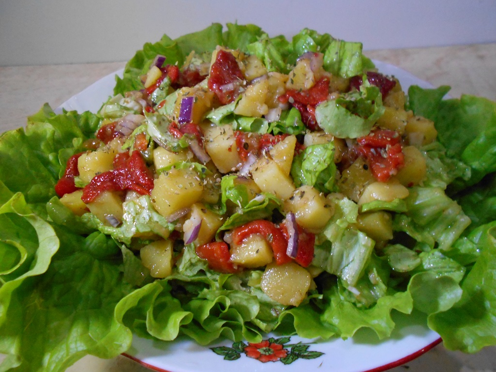 Salata de cartofi, cu ardei copti si salata verde creata