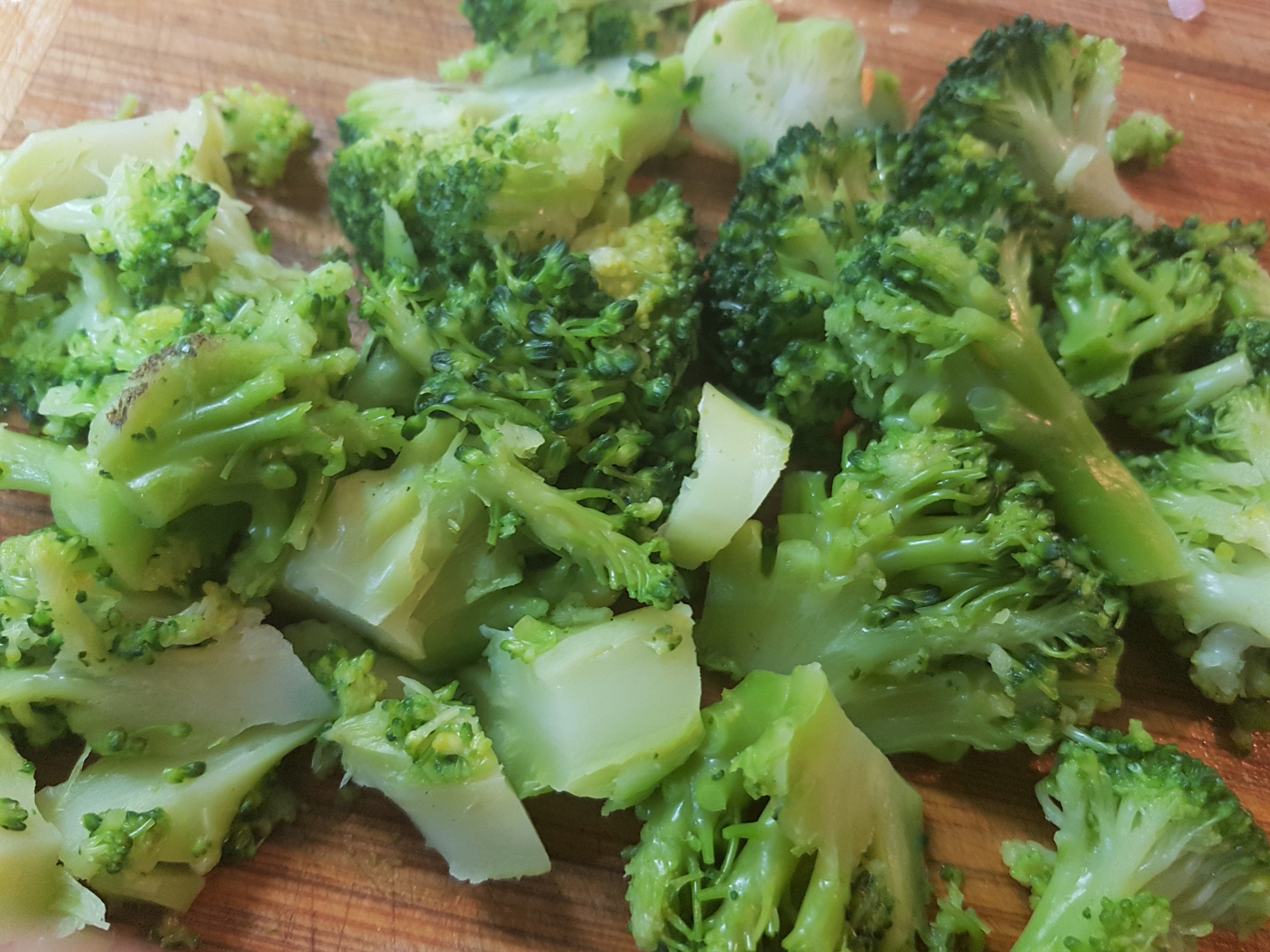 Tagliatelle cu broccoli, cheddar si sticks