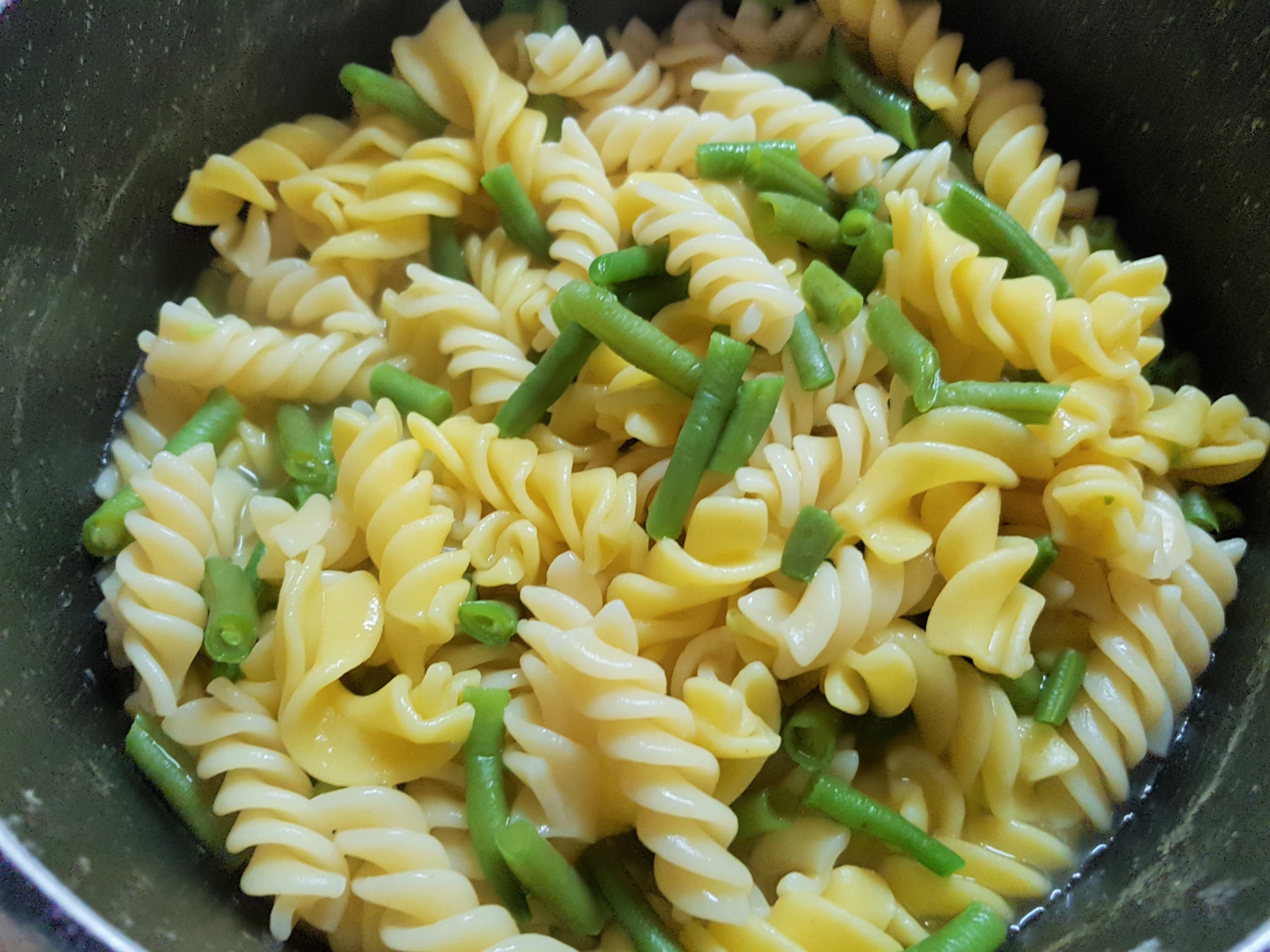 Salata calda cu fusilli, fasole verde si carnita de vitel