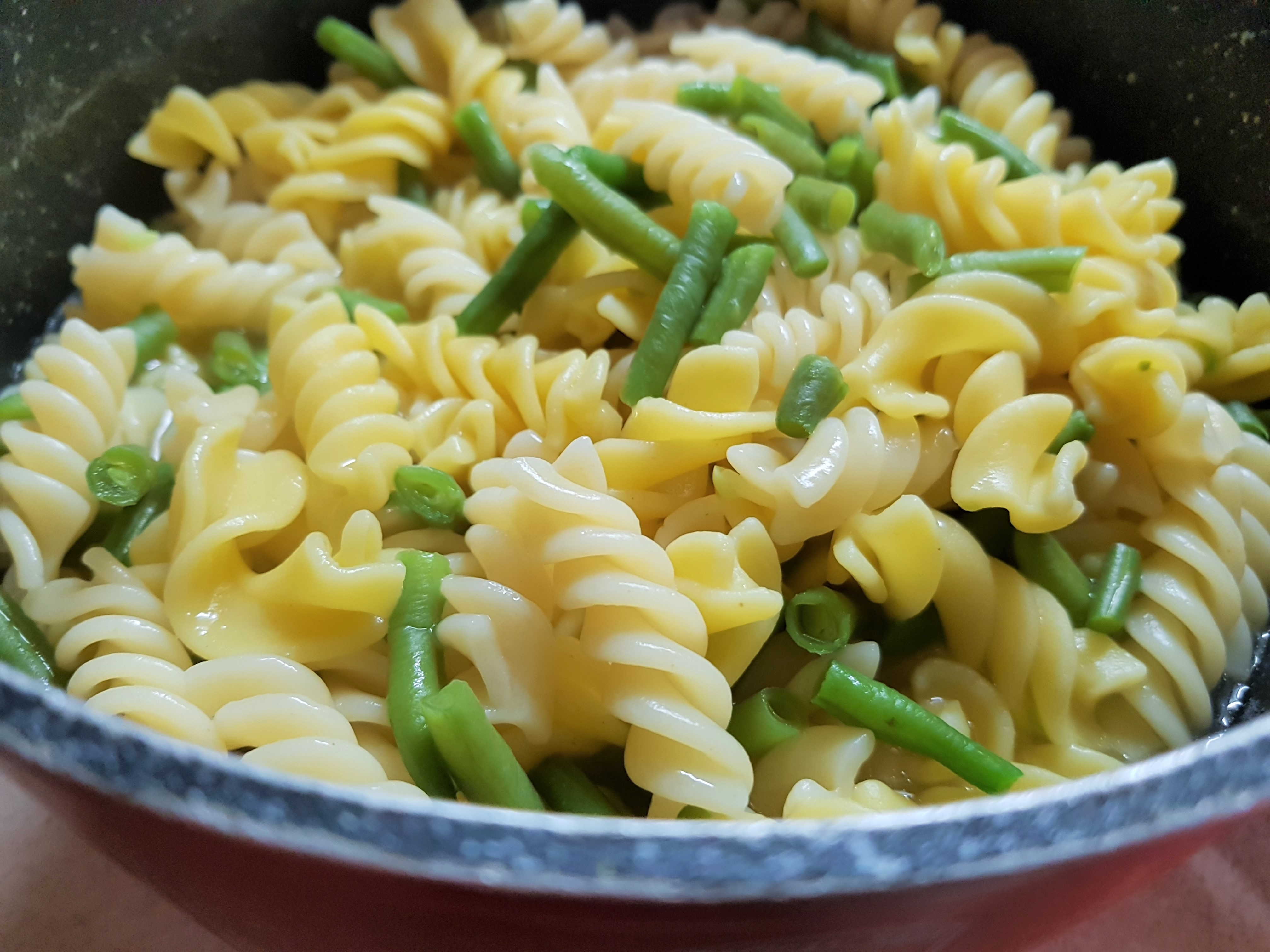 Salata calda cu fusilli, fasole verde si carnita de vitel