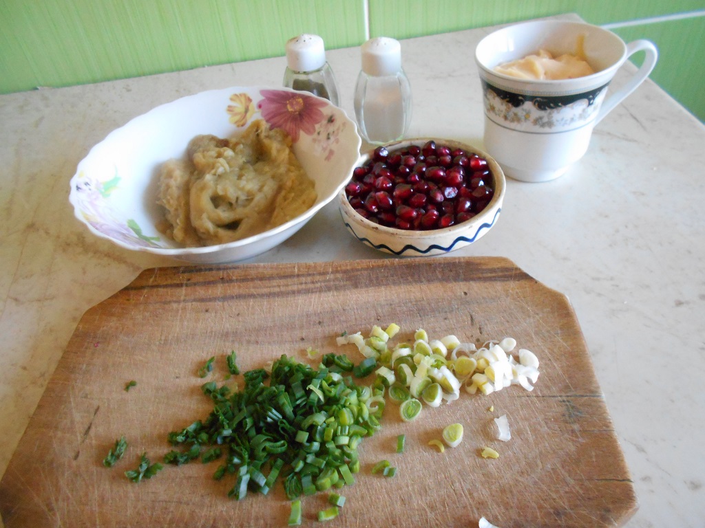 Salata fina de vinete, cu maioneza, ceapa verde si rodie