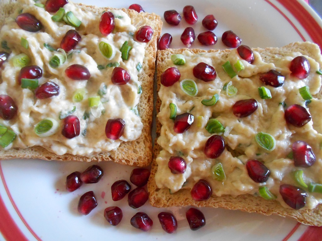 Salata fina de vinete, cu maioneza, ceapa verde si rodie