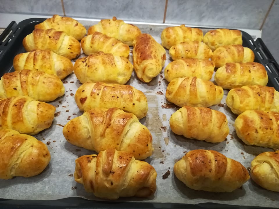 Aperitiv minicroissante cu crenvursti in foietaj