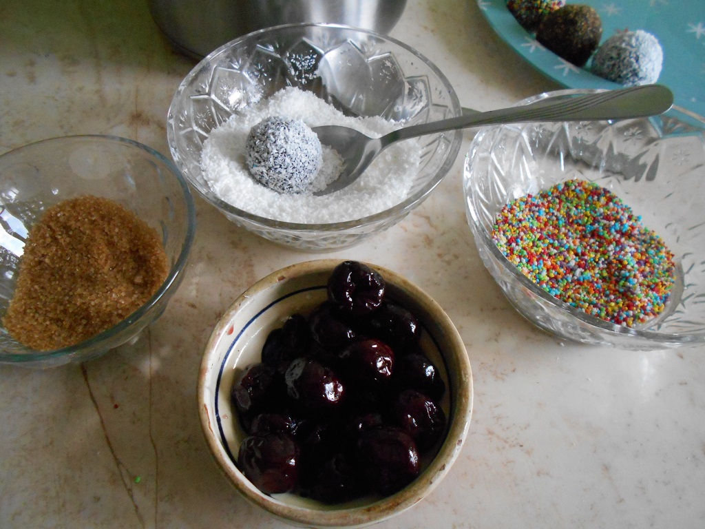 Desert bilute de biscuiti, umplute cu visine