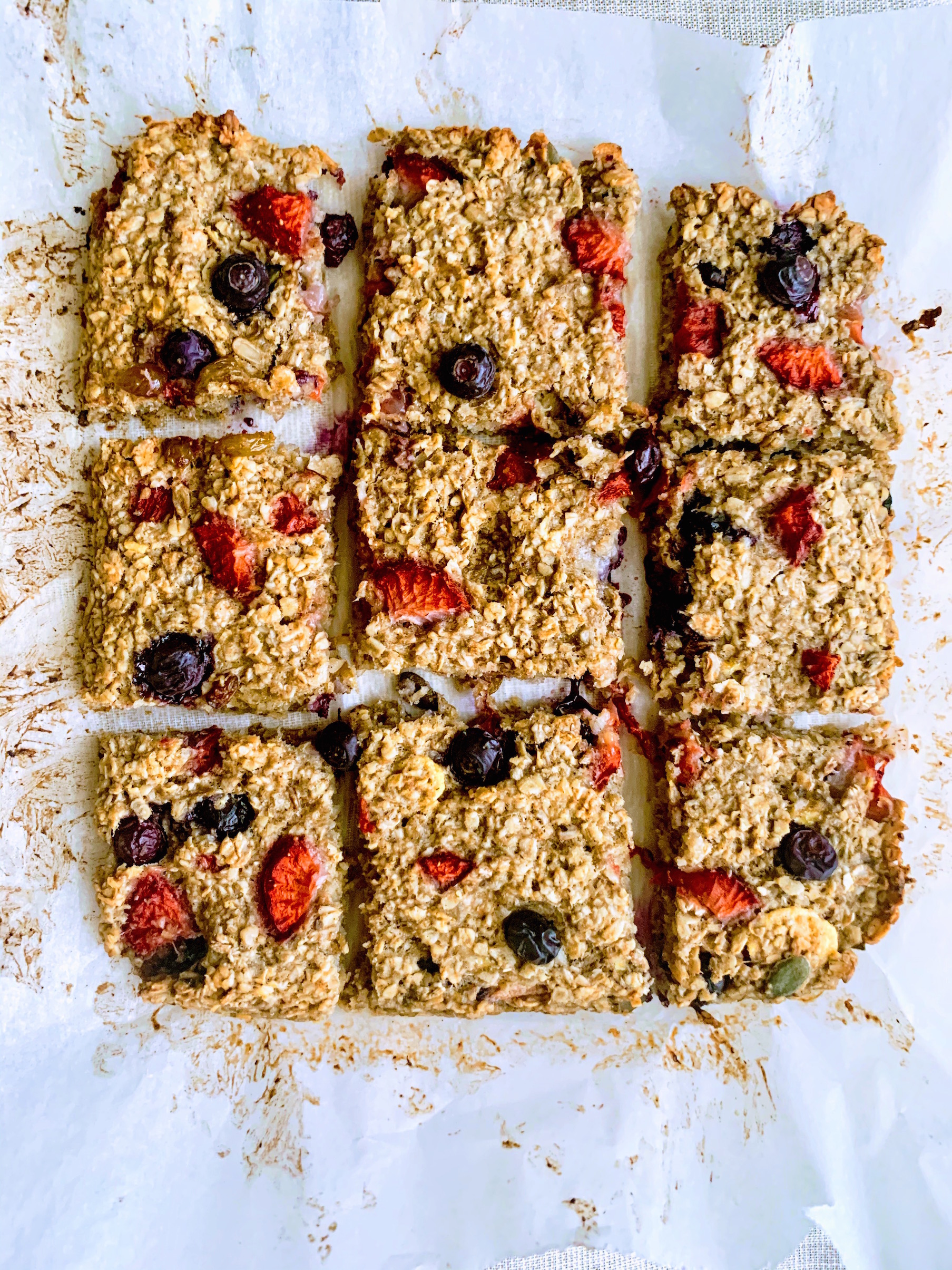 Batoane de ovaz cu capsuni si afine/Strawberry, blueberry oatmeal vegan bars