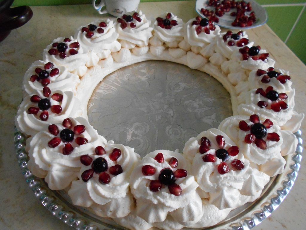 Desert coronita Pavlova, cu frisca si fructe - Reteta nr. 700