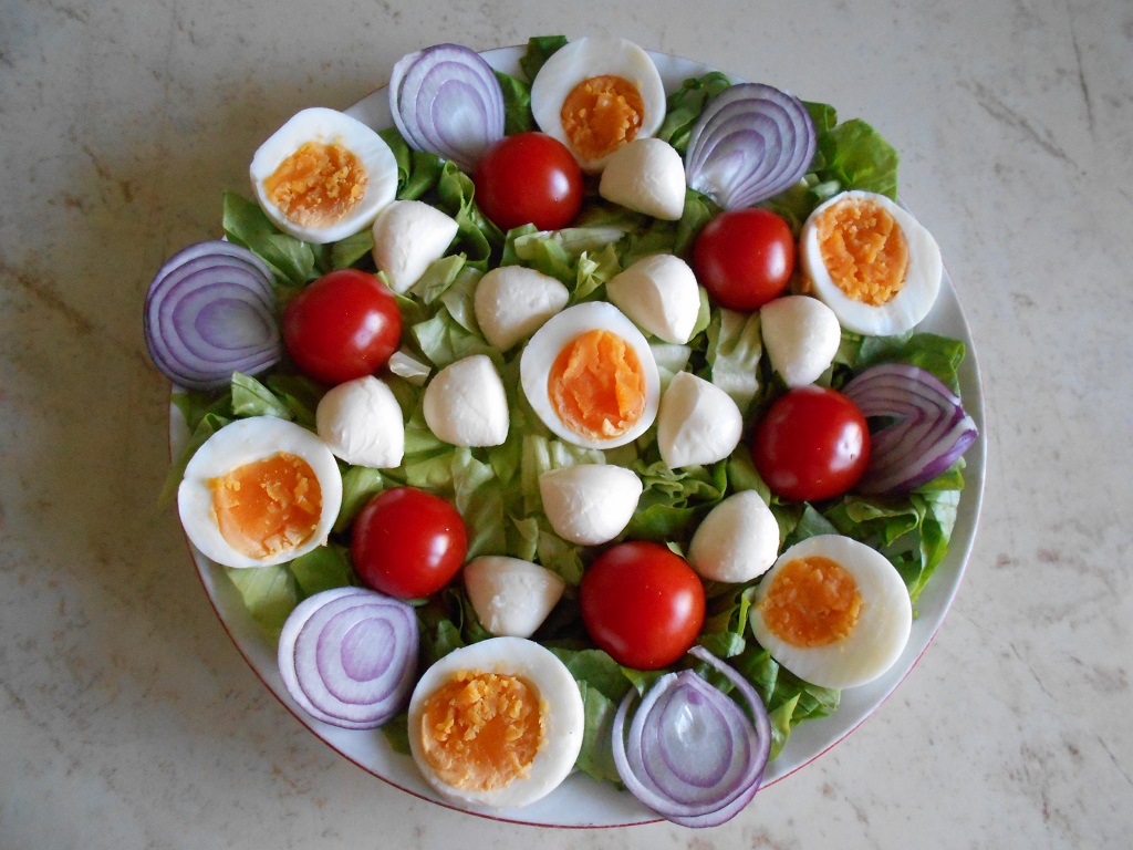 Salata cu mini mozzarella si rosii cherry