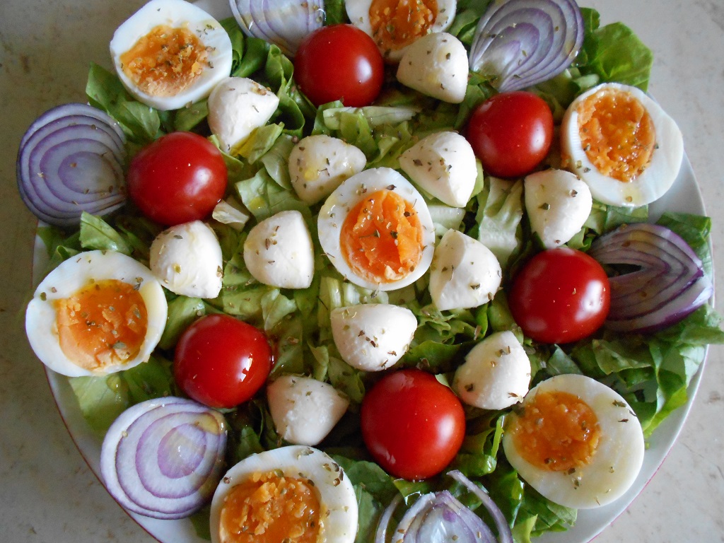 Salata cu mini mozzarella si rosii cherry