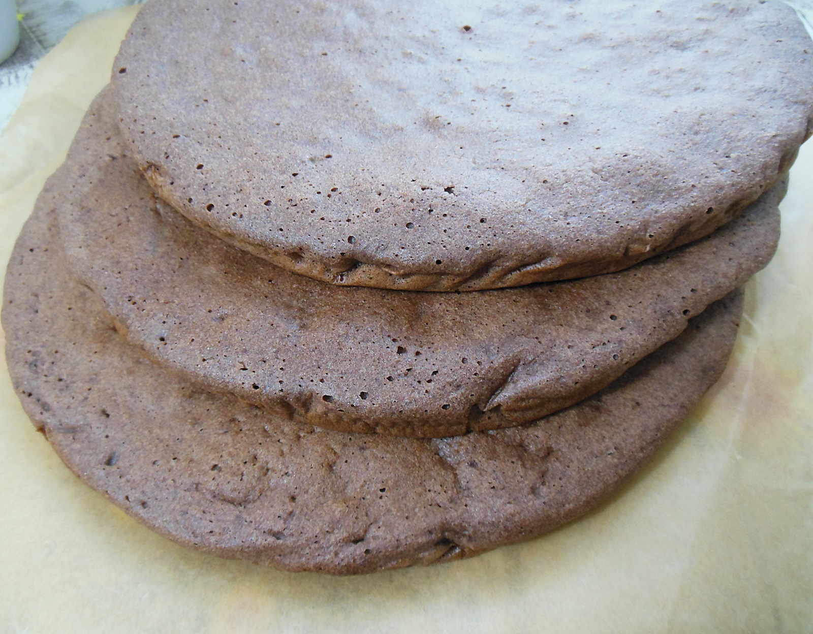 Desert tort cu crema de ciocolata si crema de fructe de padure cu indulcitor