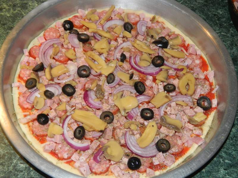 Pizza cu carnati si mozarella