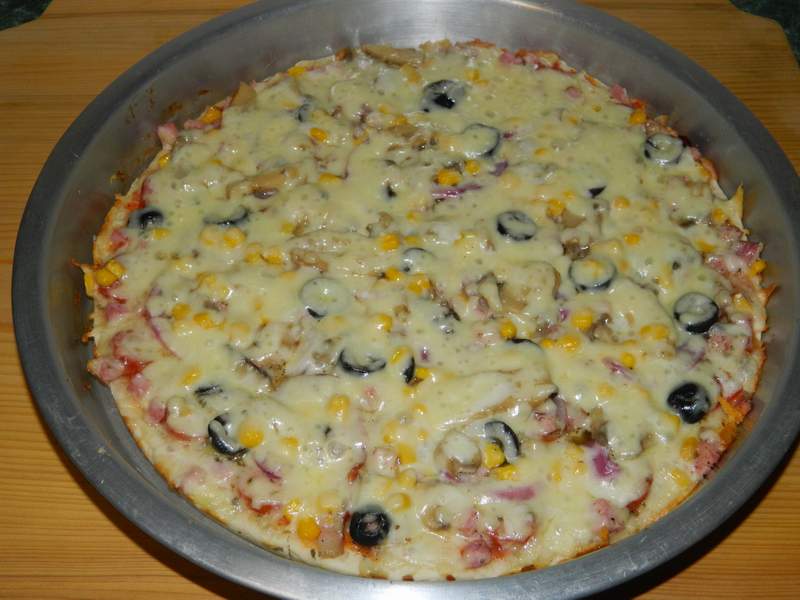 Pizza cu carnati si mozarella