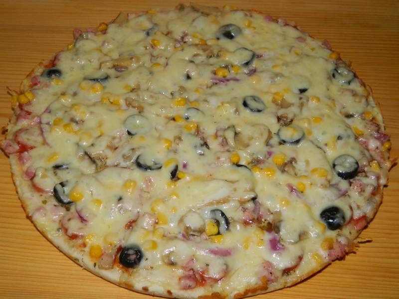 Pizza cu carnati si mozarella