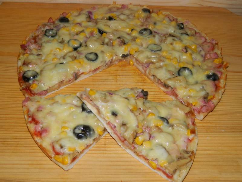 Pizza cu carnati si mozarella