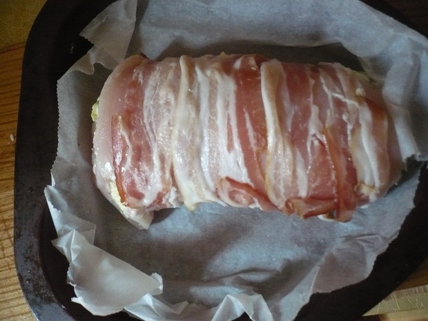 Piept de pui umplut cu branzeturi si invelit in bacon