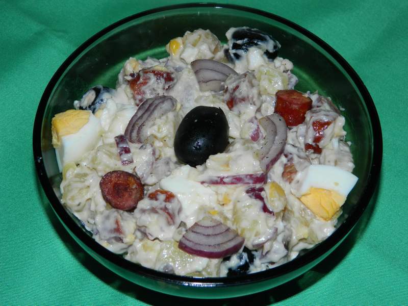 Salata de cartofi cu carnati