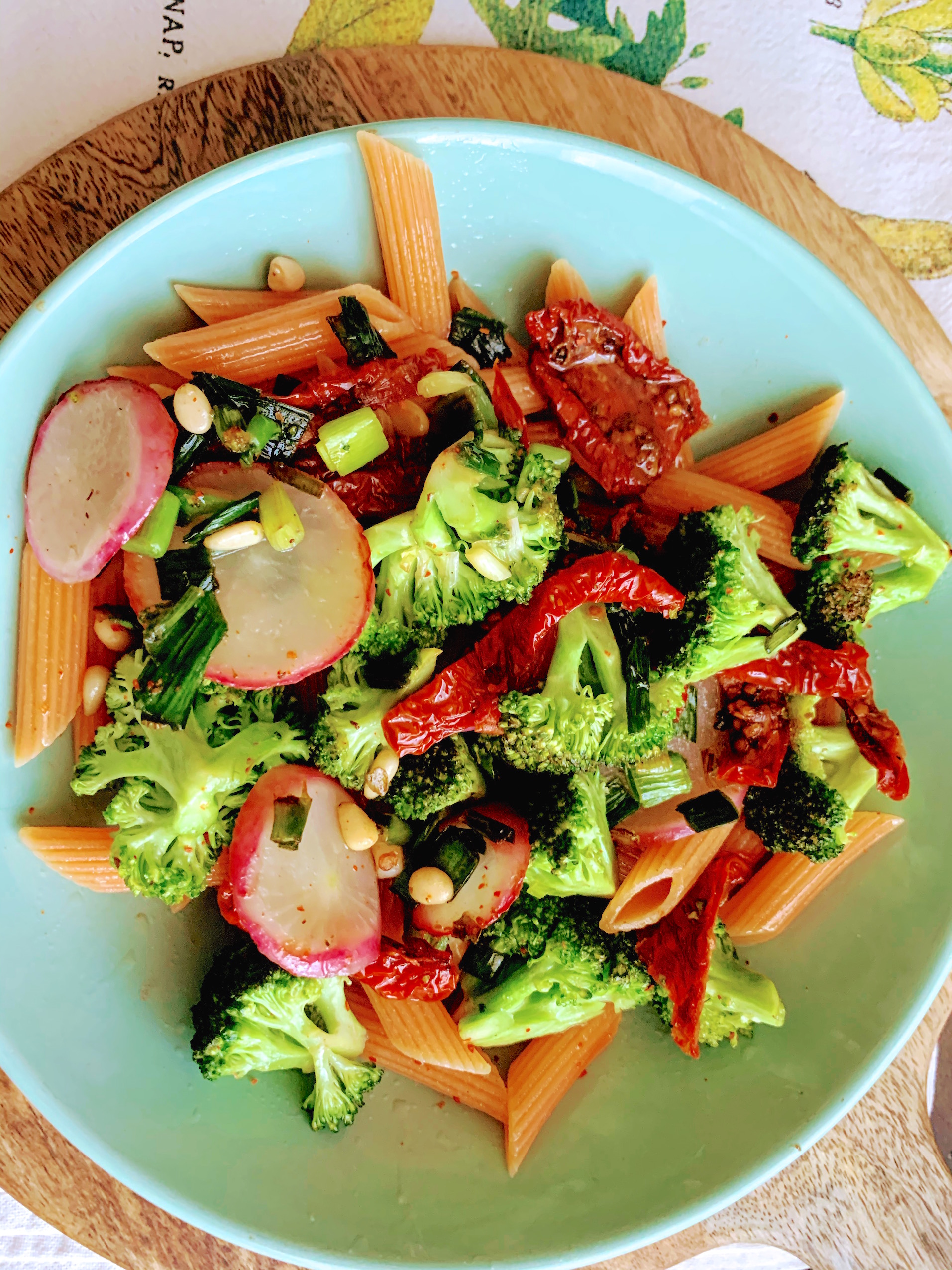 Paste de linte cu broccoli, rosii uscate si muguri de pin