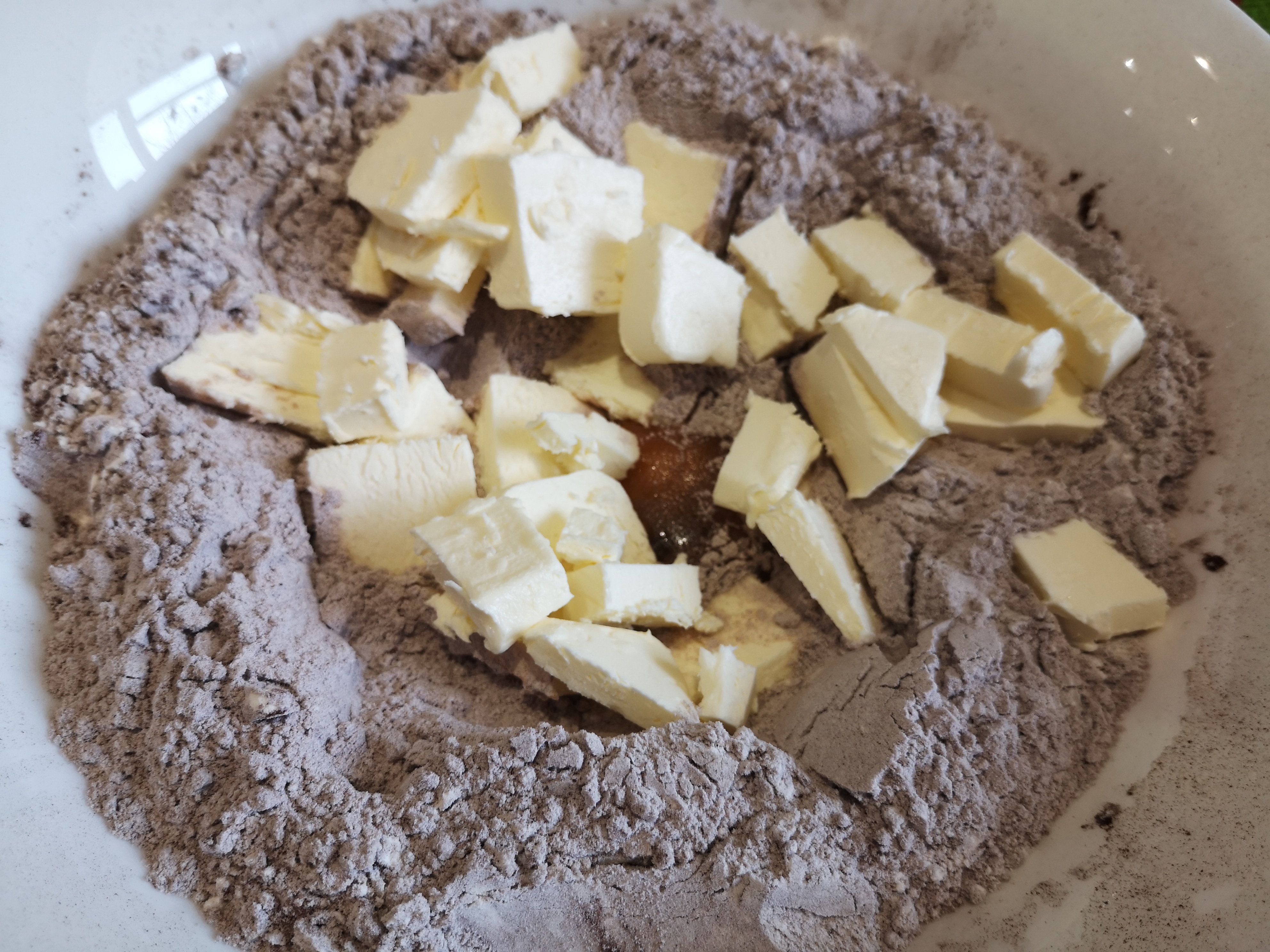 Desert prajitura cu mere si foi fragede cu cacao