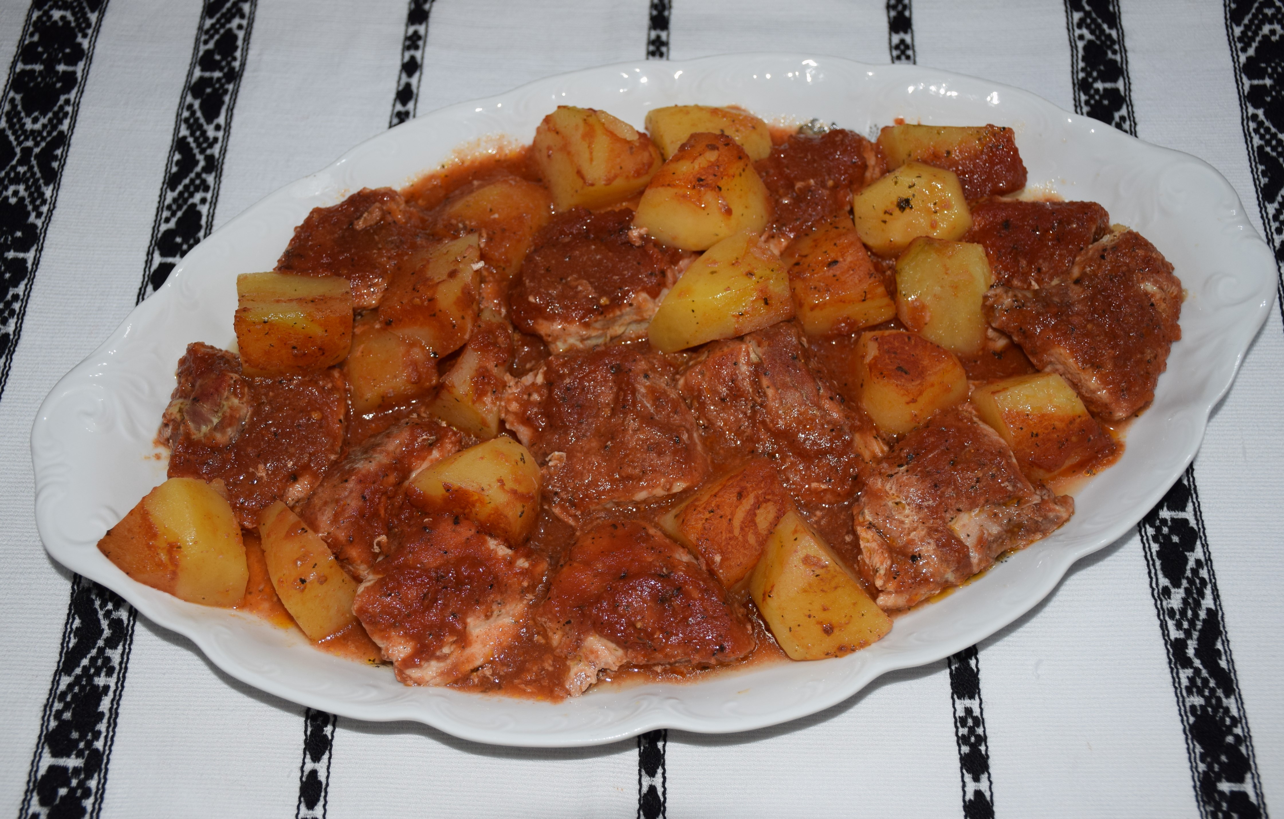 Carne de vitel cu cartofi, la cuptor