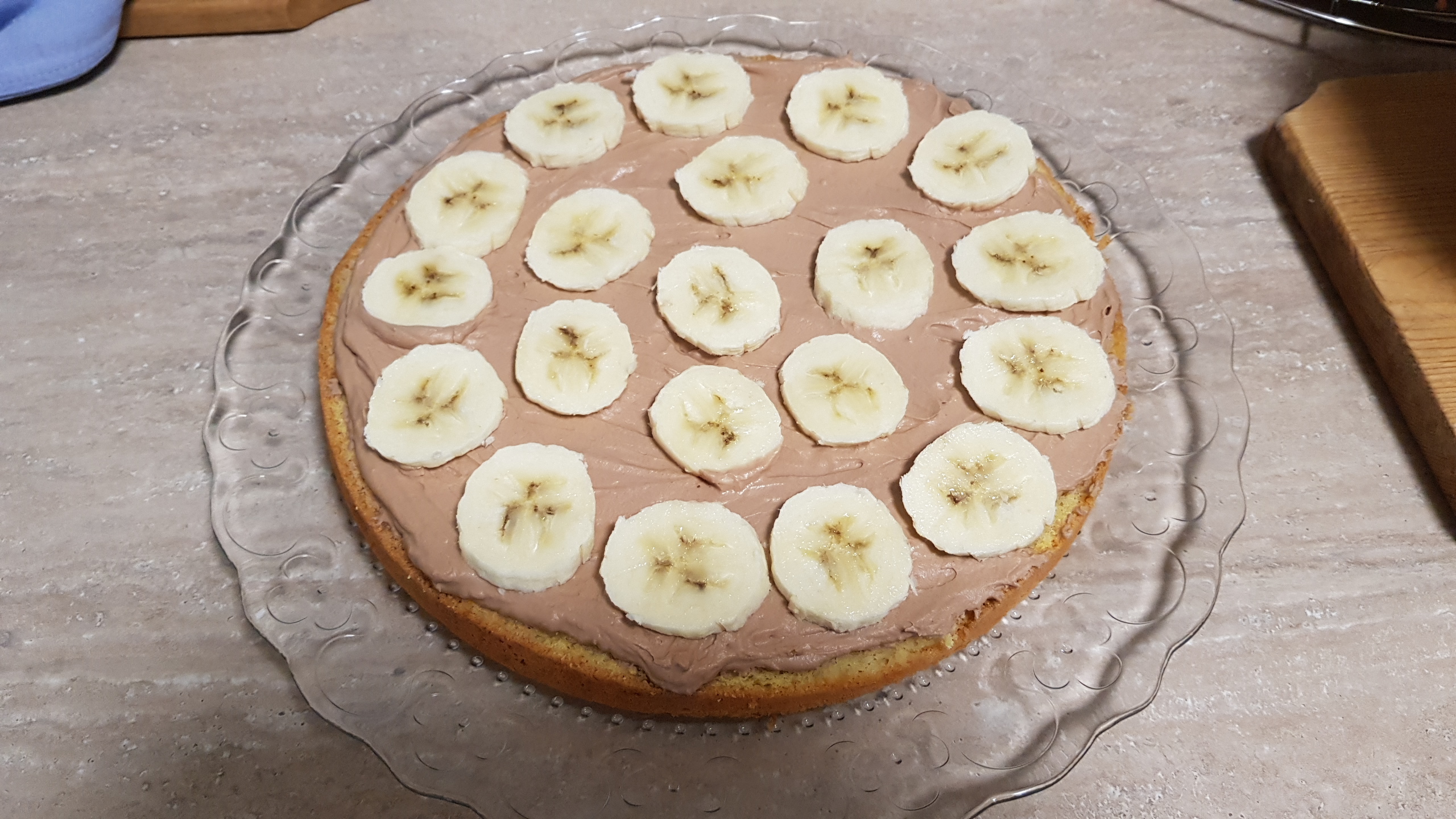 Desert tort cu crema de ciocolata, banane si zmeura