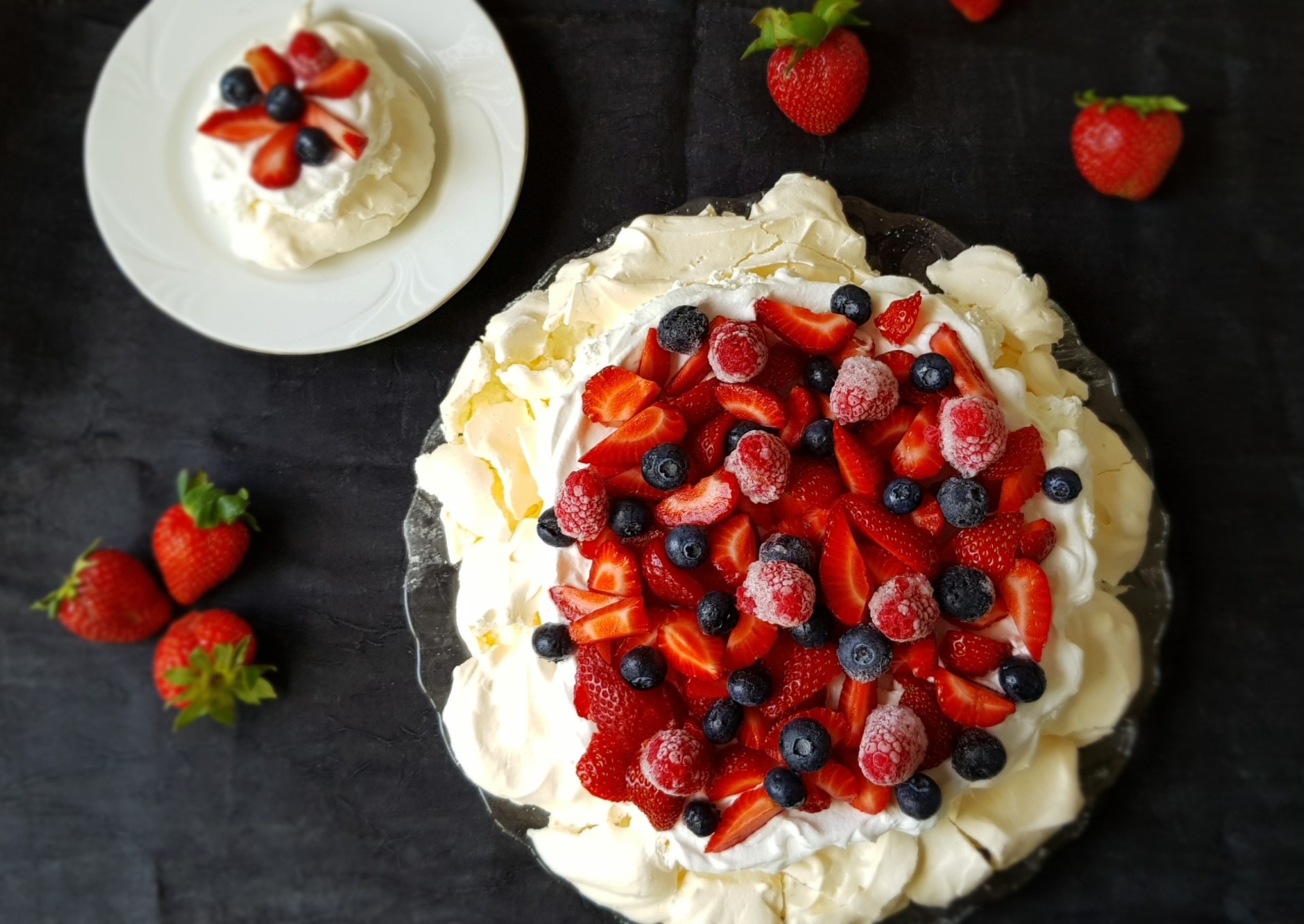 Desert Pavlova cu mascarpone si fructe