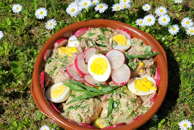 Salata de cartofi cu carne de vitel, oua si tarhon verde