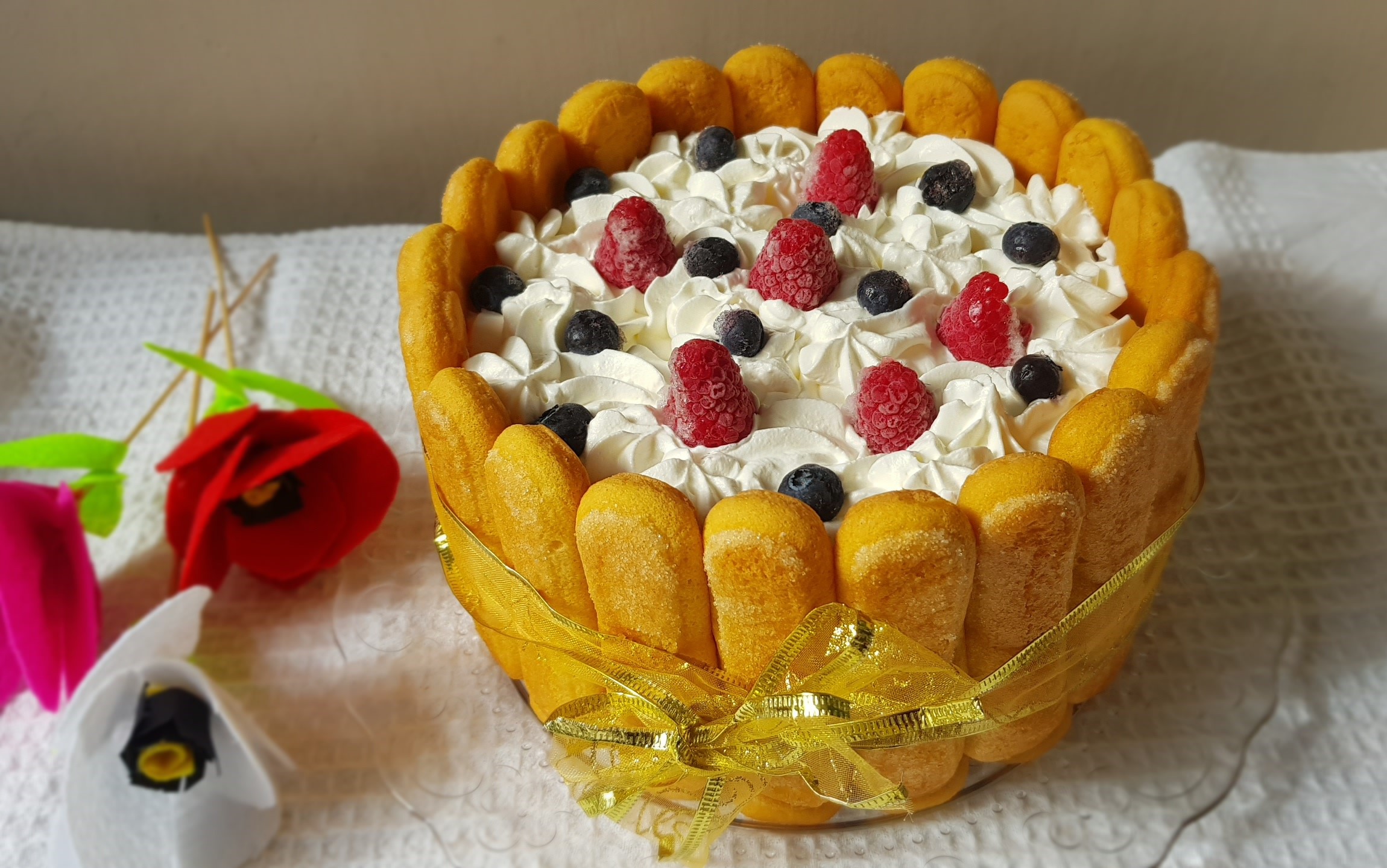 Desert tort din piscoturi, cu crema de iaurt si fructe