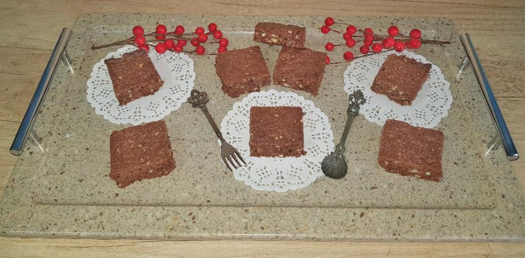 Desert negresa cu ciocolata si migdale (Brownies)