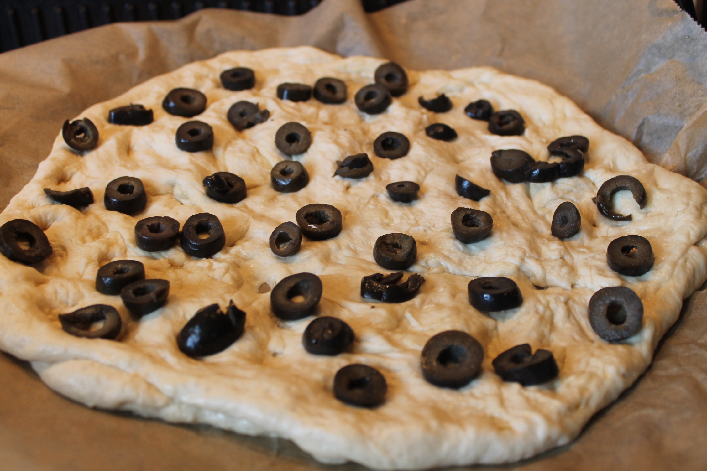 Focaccia cu masline, rosii si busuioc