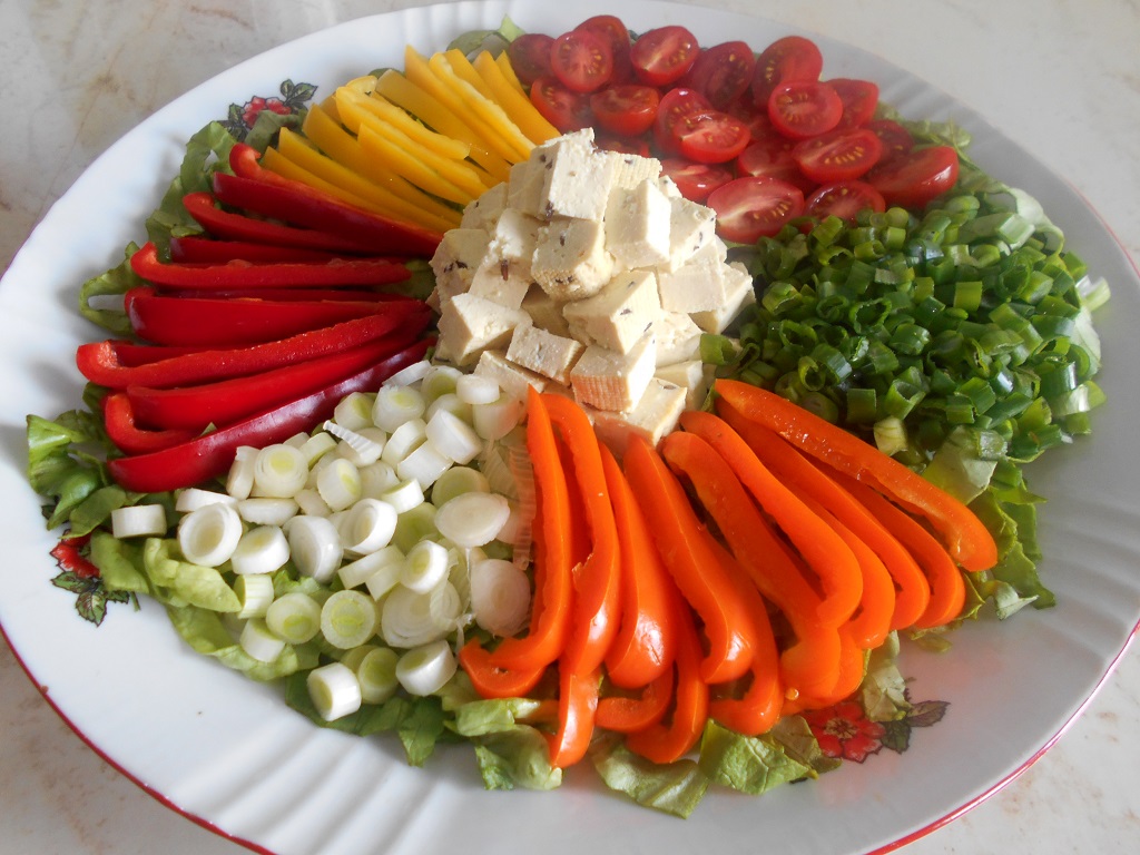 Salata cu tofu, ardei mini, ceapa verde si rosii cherry