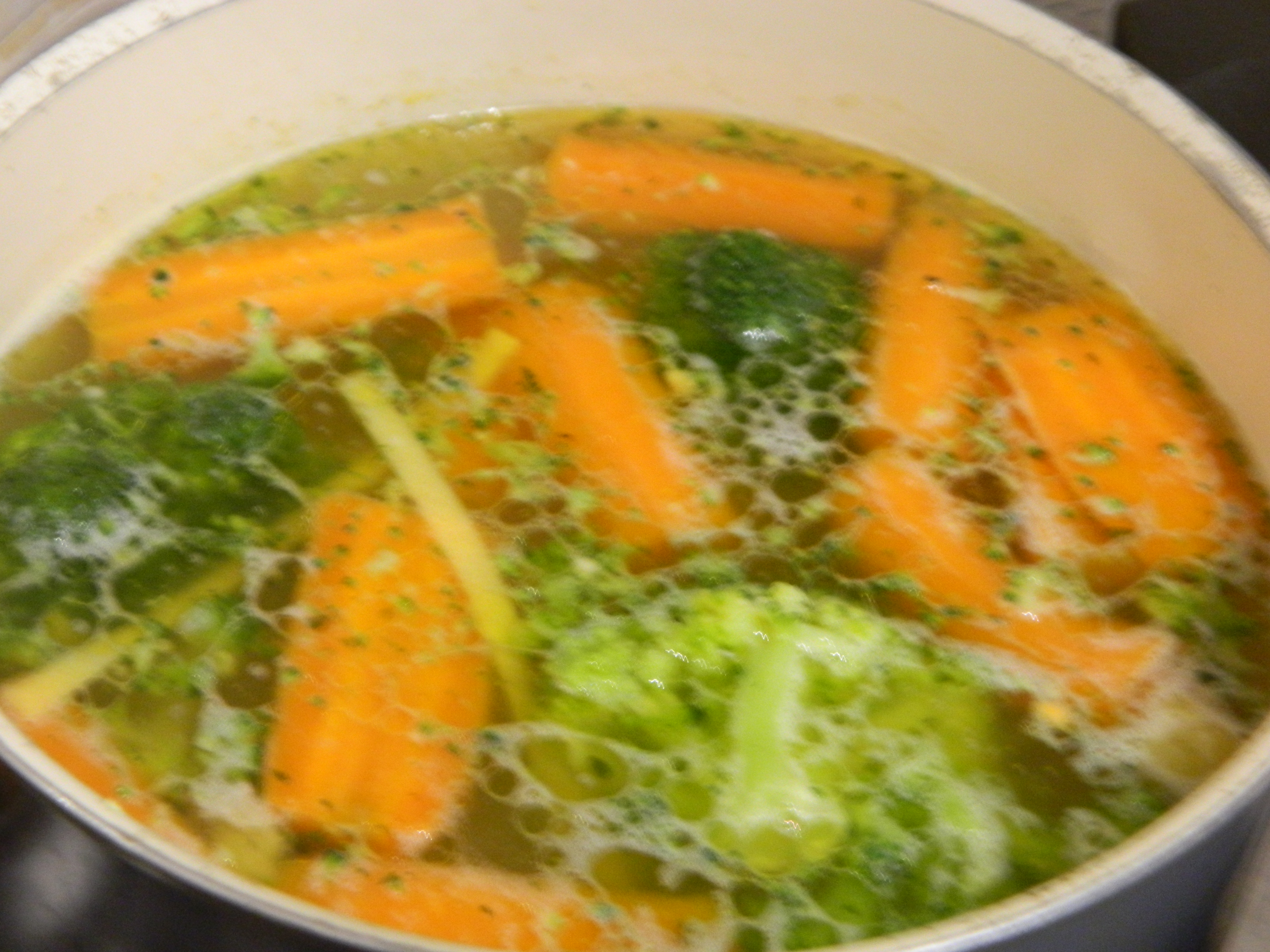 Supa de pui cu taitei lati si broccoli