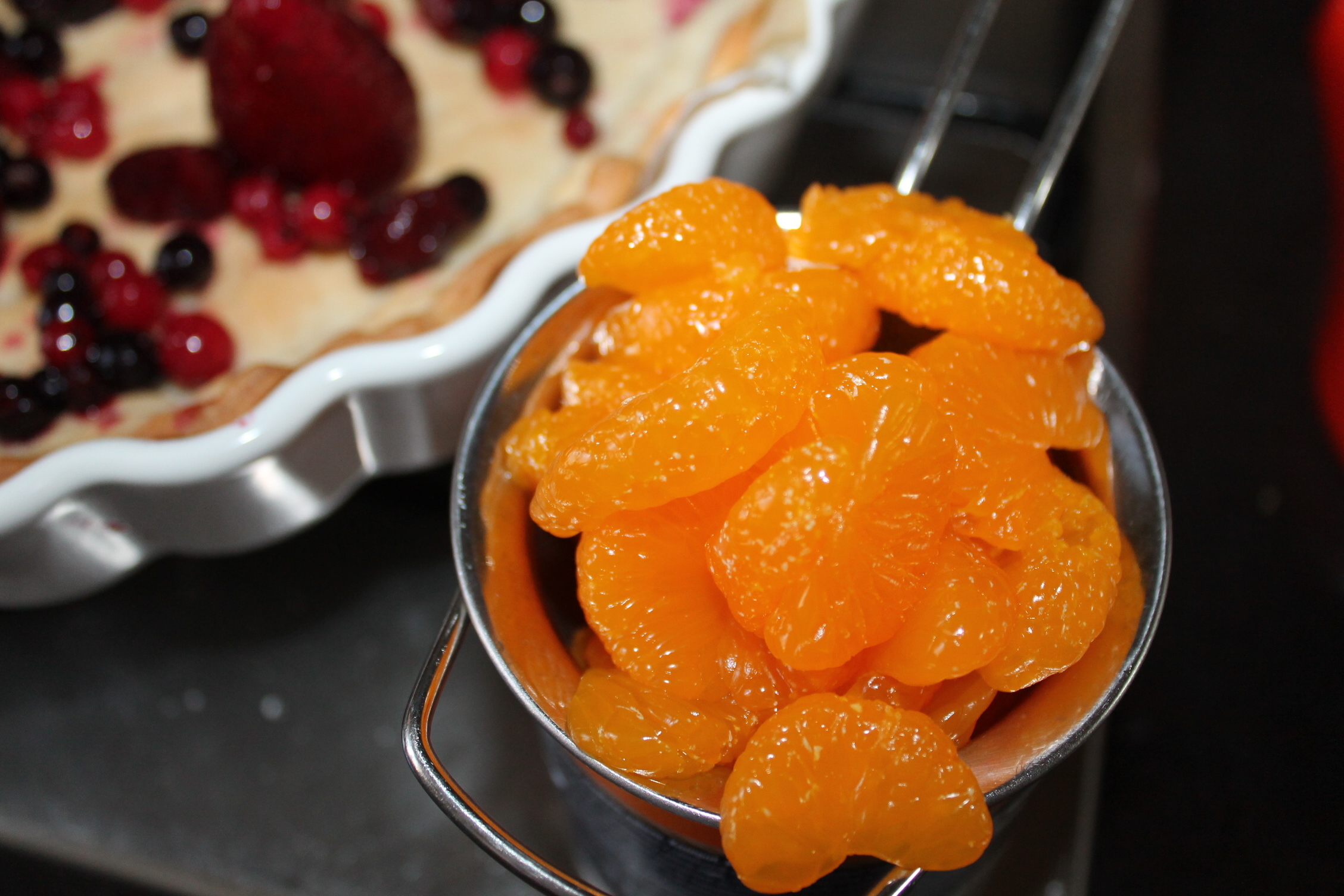 Desert tarta cu fructe de padure si mandarine